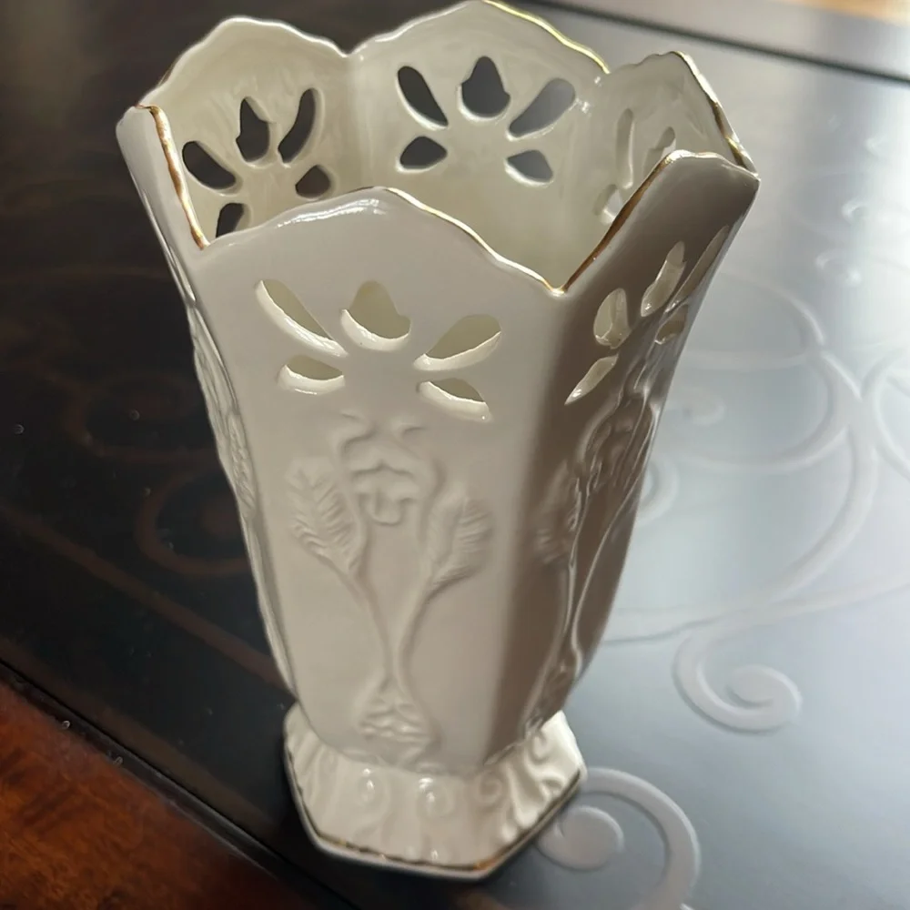 Pierced Ivory Ivory Vase with Gold Trim Papel Freelance